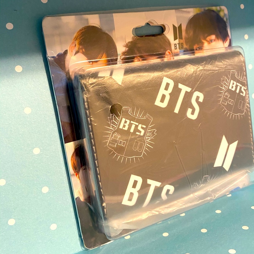 BTS Women’s Wallet: Color Black and pink interior